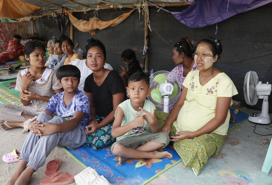 Help for earthquake victims in Myanmar Family in an emergency camp in Myanmar after the earthquake - support thanks to donations.