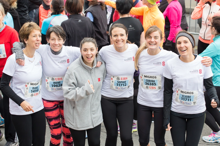 Six women in Swiss Solidarity shirts participating in a sports event – raising donations through active solidarity and visibility.