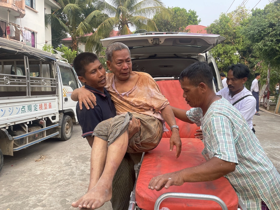 People like this man have gotten injured after the earthquake in Southeast Asia and need urgent help.