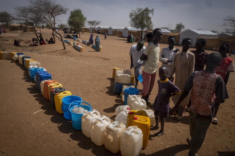 Sudanese refugees wait for water at Farchana camp - MSF provides vital supplies in the midst of crisis