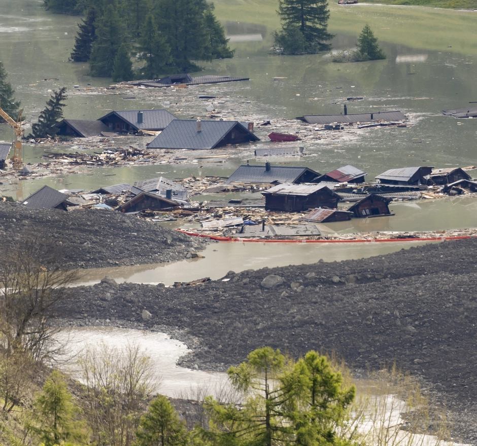 Flooded houses in Blatten after landslide - urgent donation for emergency aid and rapid assistance on site.
