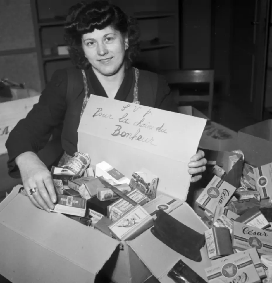 Tobacco and chocolate donated to elderly people – part of Swiss Solidarity’s aid campaign in 1948.