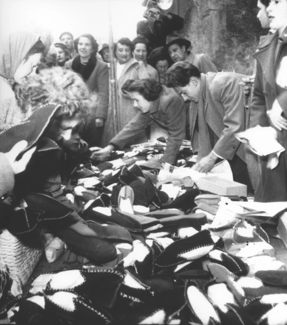 Volunteers making slippers from old felt hats – resourceful humanitarian support by Swiss Solidarity in 1948.