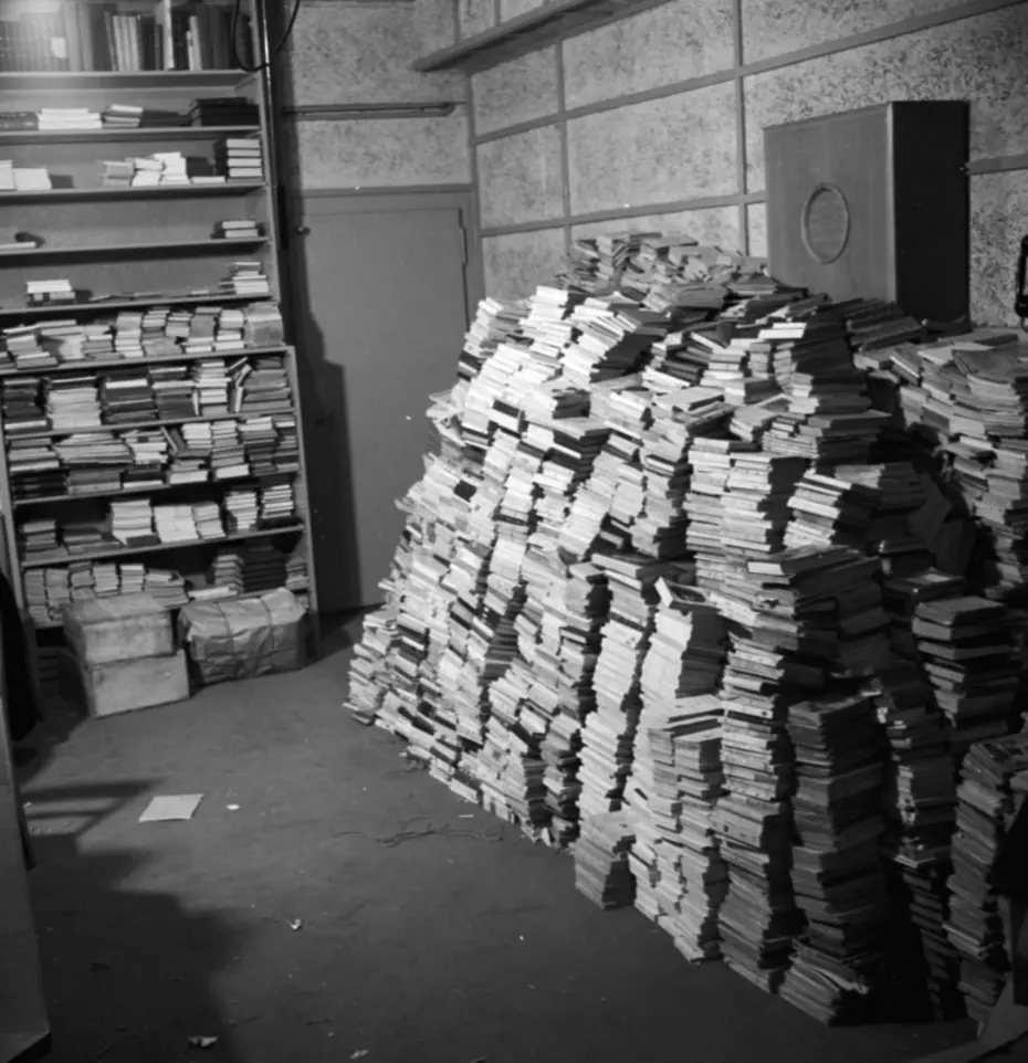 Stacks of donated books for injured soldiers – Swiss Solidarity’s postwar support initiative in 1947.