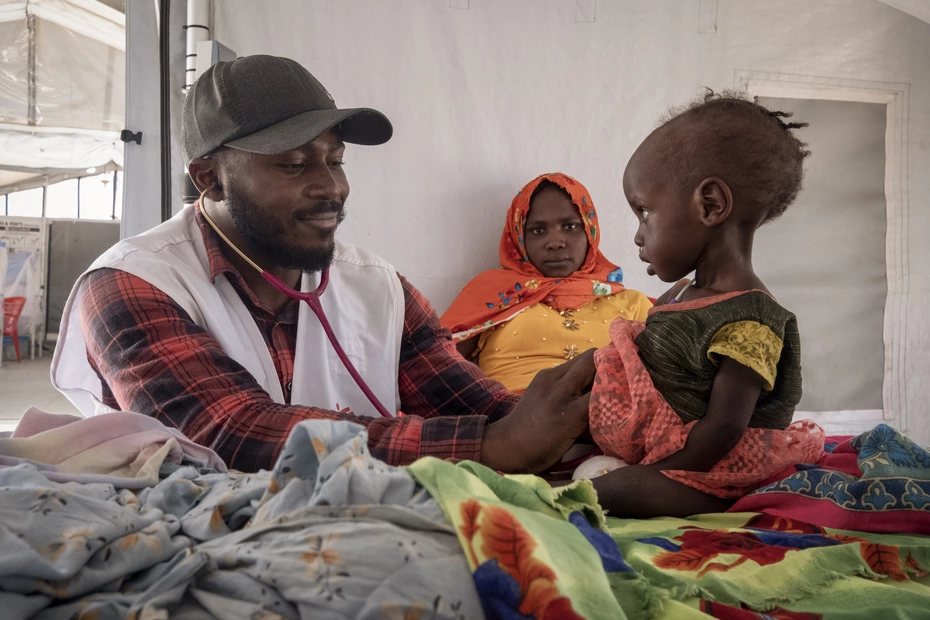A Sudanese child is treated in a hospital in Chad - Emergency aid is possible thanks to donations.