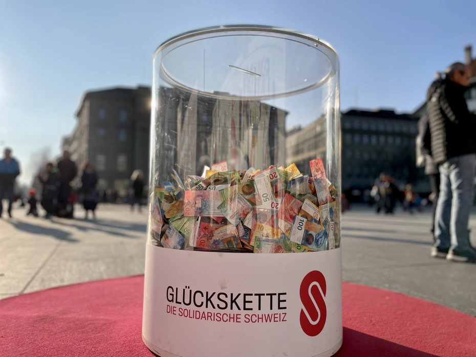 Donation container for cash on the street – support impactful change through company donations.