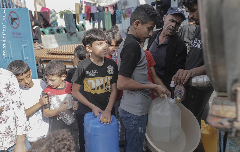 Residents of Khan Younès camp queue for water - donations ensure access to water despite the crisis in southern Gaza.