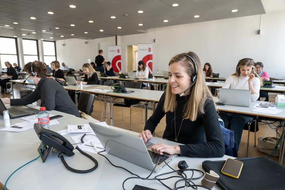 A woman receives donations over the phone - thanks to the national day of solidarity, urgent help can be provided.