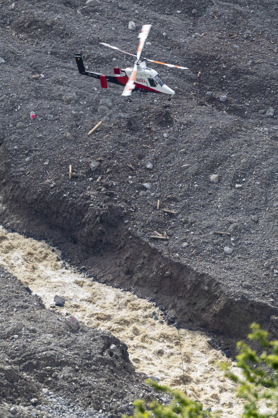Air transport in Blatten: support from the air after landslide Helicopter in action over debris and torrent in Blatten - rapid assistance after landslide, donations urgently needed.