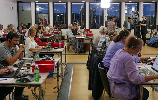 Helping hands at the fundraising hotline – volunteer work with meaningful impact.