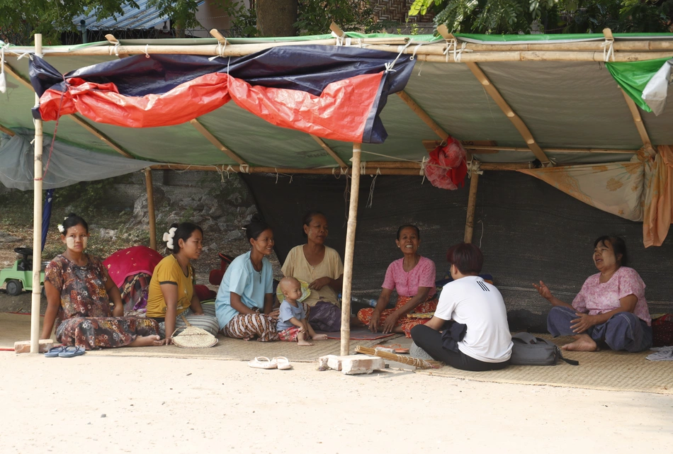 Family in an emergency camp in Myanmar after the earthquake - support thanks to donations.