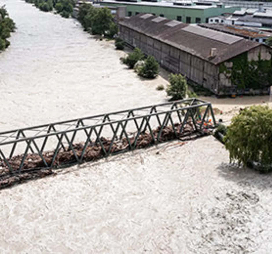 Flood emergency Massive flooding, blocked bridge - emergency aid protects and supports affected families.