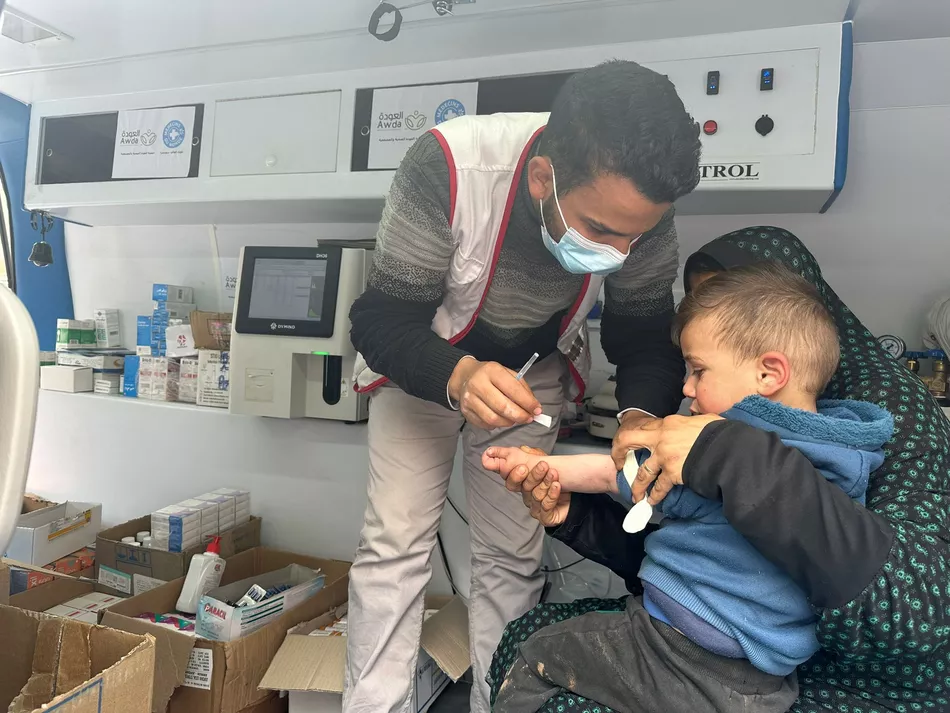 Médecins du Monde Suisse Injured child receives medical treatment in Gaza - donations provide vital emergency aid.