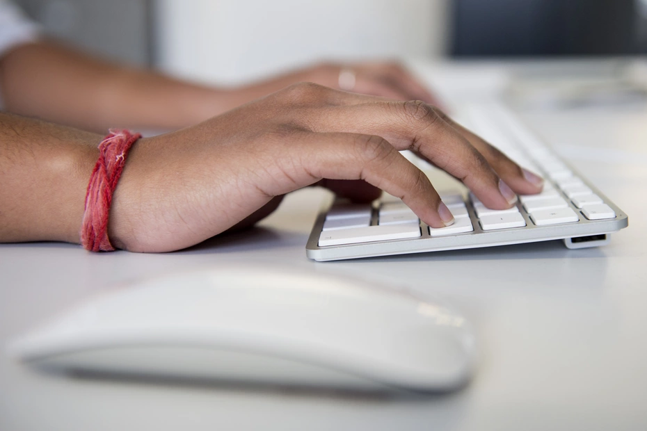 Les mains sur un ordinateur portable - les dons en ligne sécurisés rendent la solidarité facile et directe en quelques clics.
