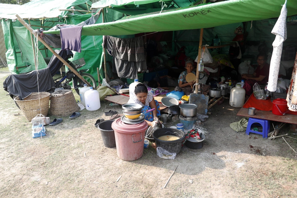 Family in an emergency camp in Myanmar after the earthquake - support thanks to donations.